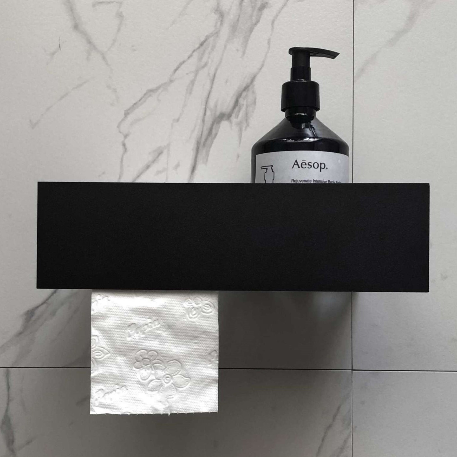 Бумагодержатель с полкой Tezza Rollo (черный), бумага слева