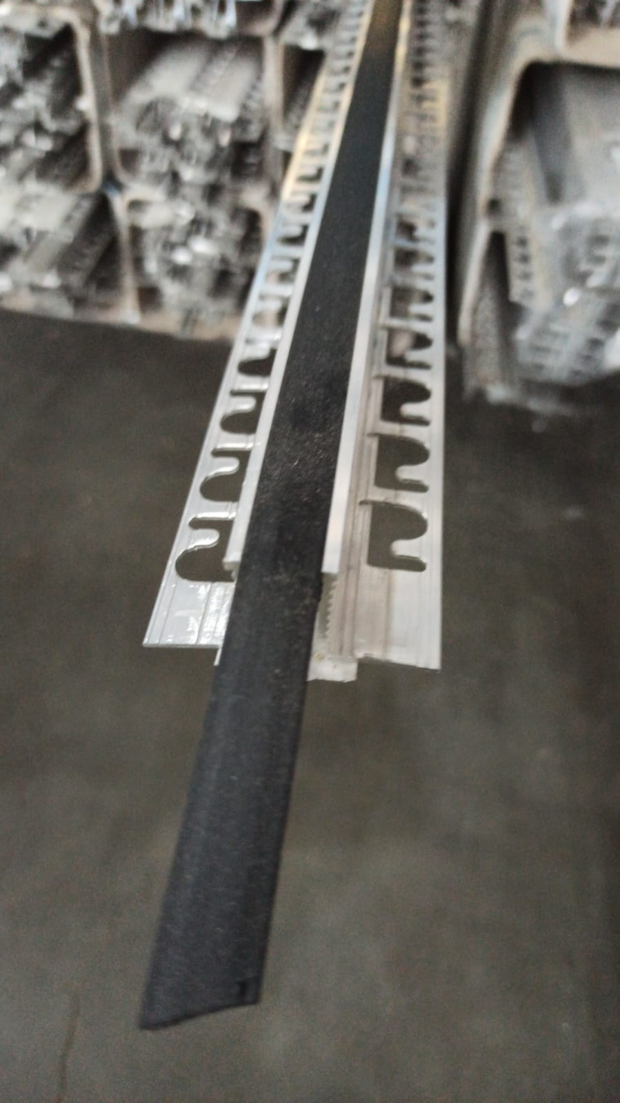 Деформационный шов Progress Profiles Proflex PFXAL 20N 2.5 м. (алюминий/черный)