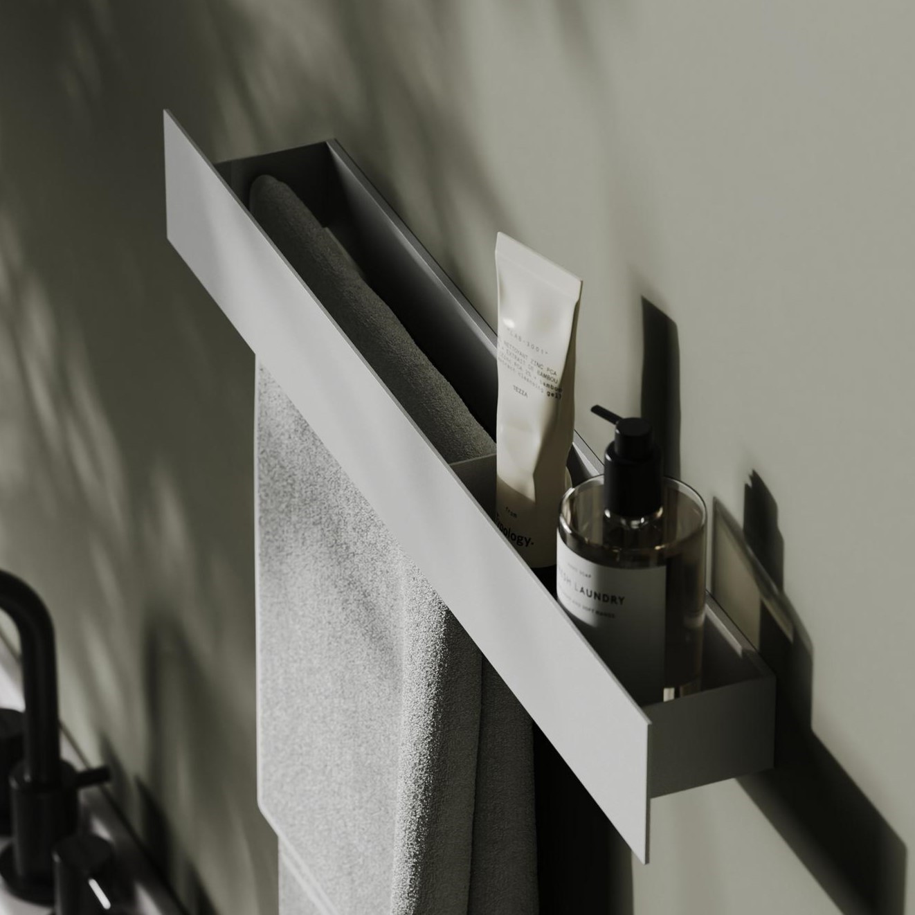 Полка со штангой Tezza Дуэ 120 см (белый), полотенце слева