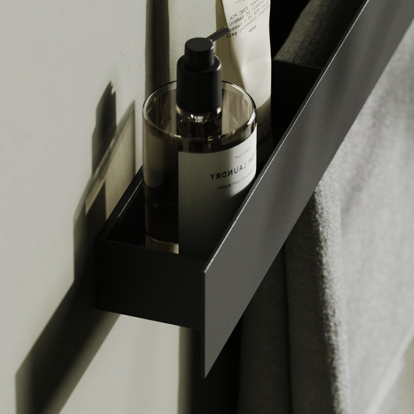 Полка со штангой Tezza Дуэ 180 см (черный), полотенце справа