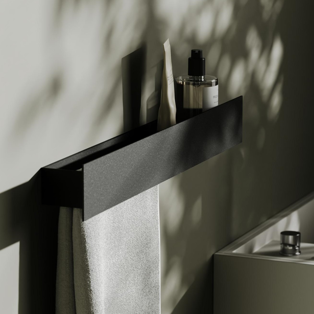 Полка со штангой Tezza Дуэ 70 см (черный), полотенце слева