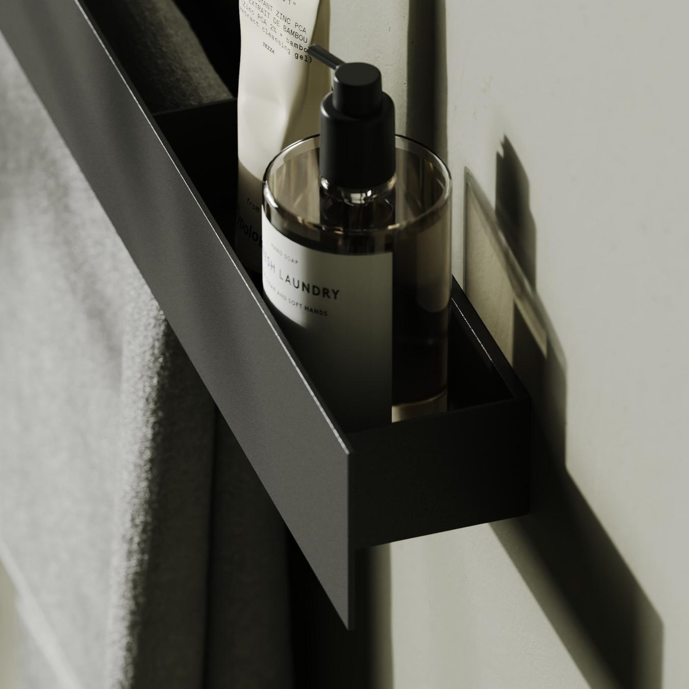 Полка со штангой Tezza Дуэ 70 см (черный), полотенце слева