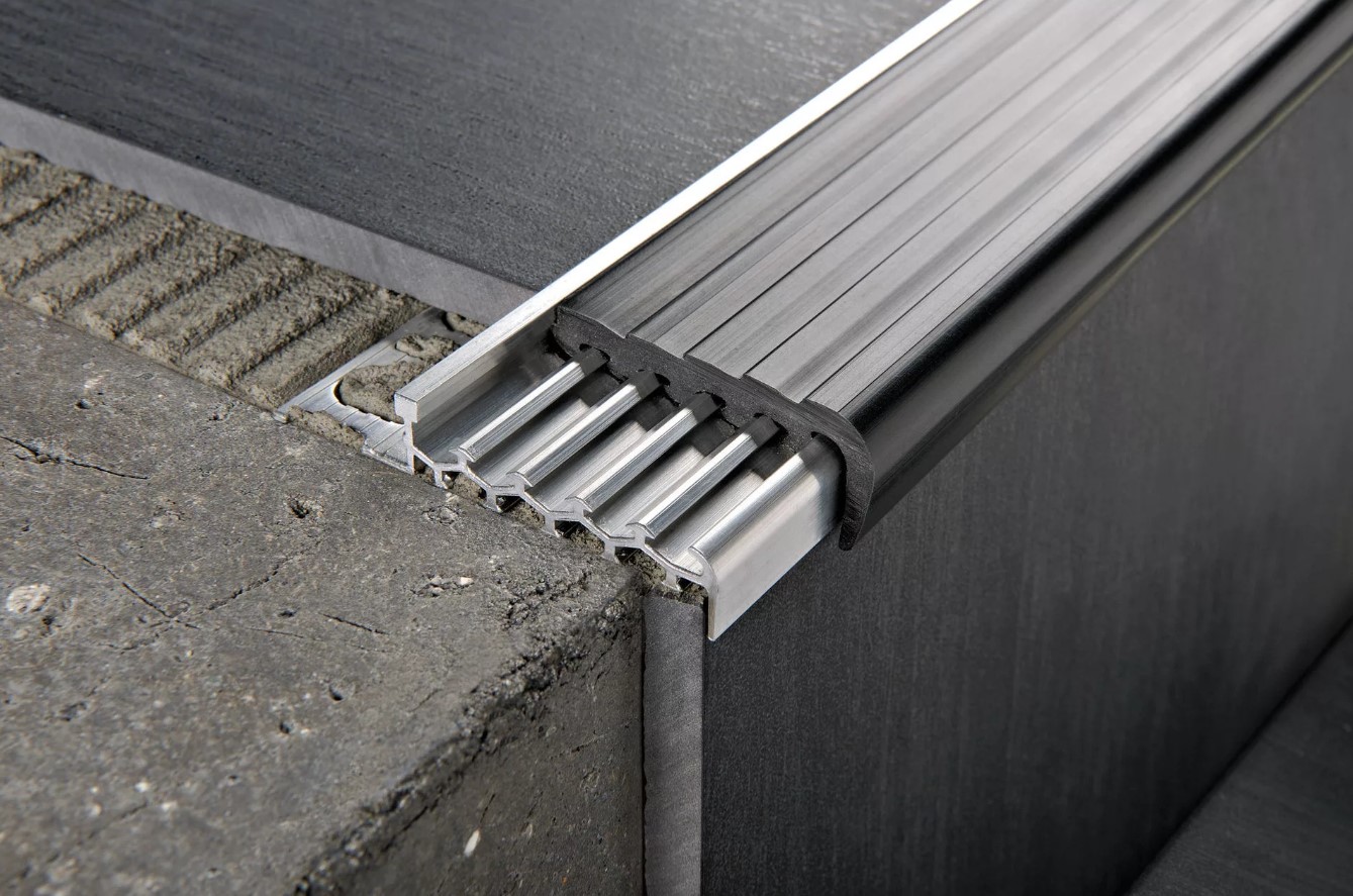 Алюминиевый профиль 8 мм. Алюминиевый профиль для лестниц. Противоскользящий профиль для ступеней под плитку. Профиль алюминиевый клуш для ступенек. Алюминиевый профиль для ворот.