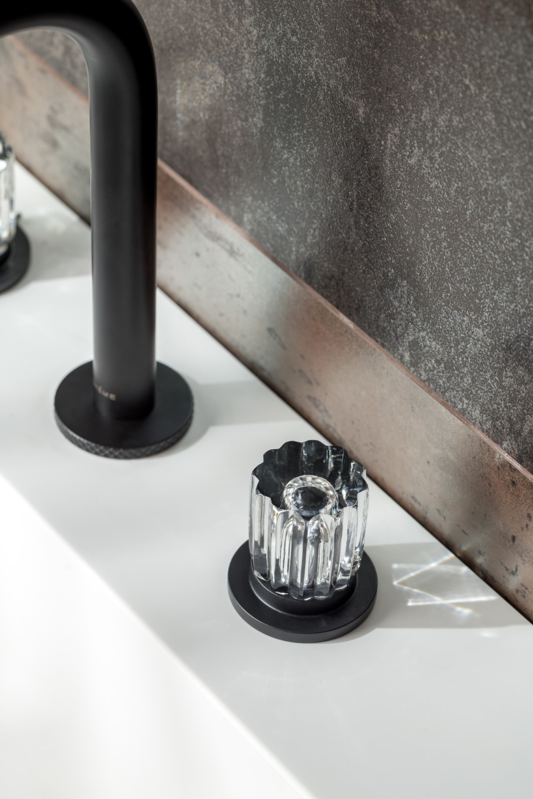 Смеситель для раковины Boheme Elegante 152-B-EL (черный матовый), без донного клапана