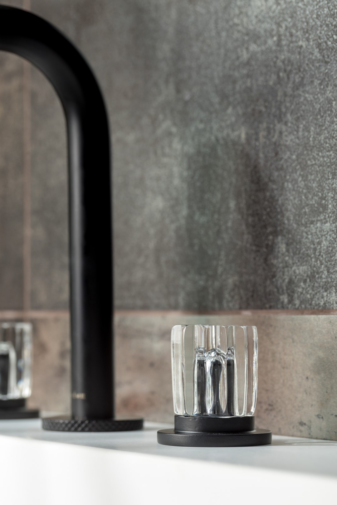 Смеситель для раковины Boheme Elegante 152-B-EL (черный матовый), без донного клапана