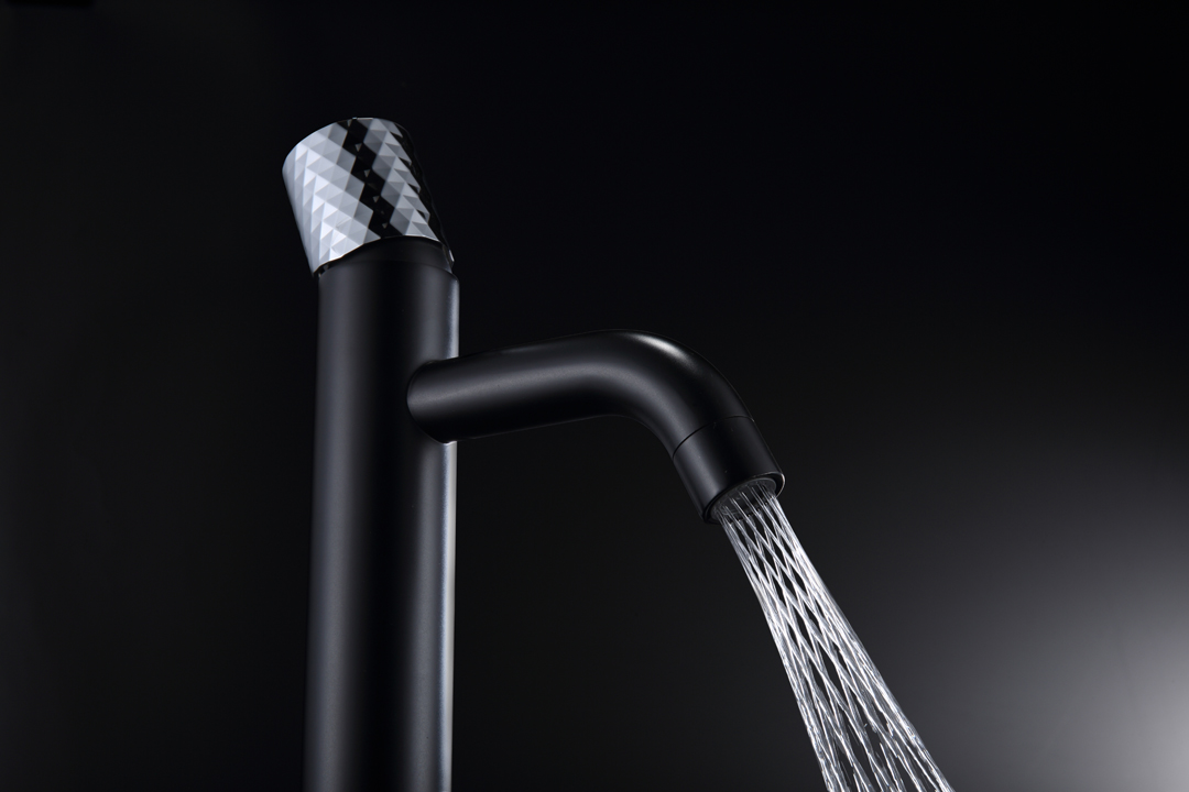 Смеситель для раковины Boheme Stick Diamond 122-BCR (хром, черный матовый), без донного клапана