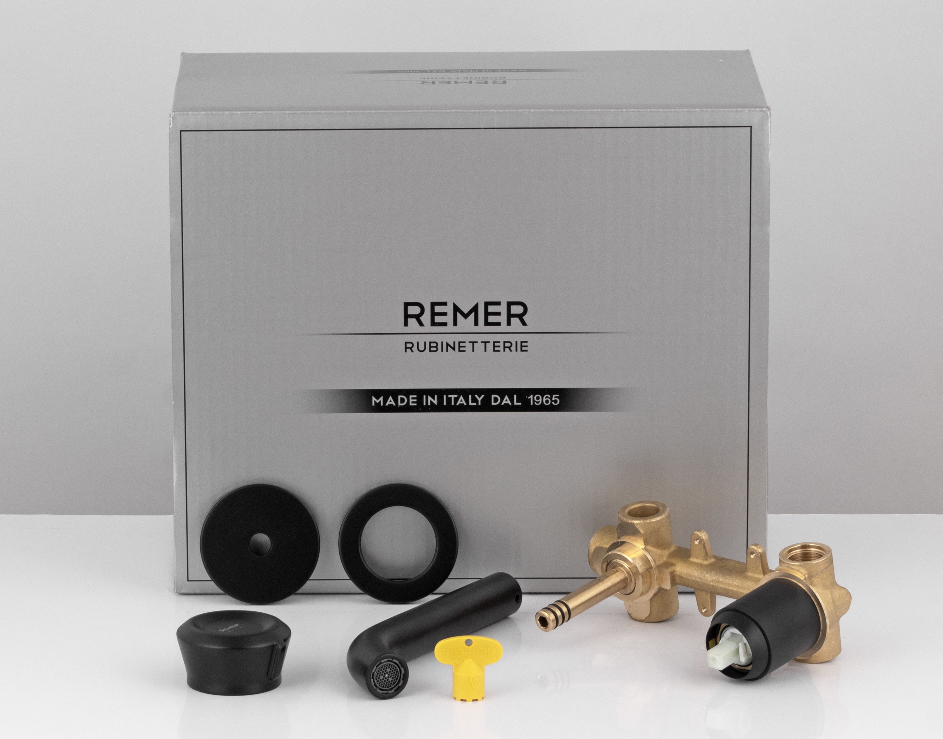 Смеситель для раковины скрытого монтажа Remer Element ET15PNO (черный матовый), с изливом